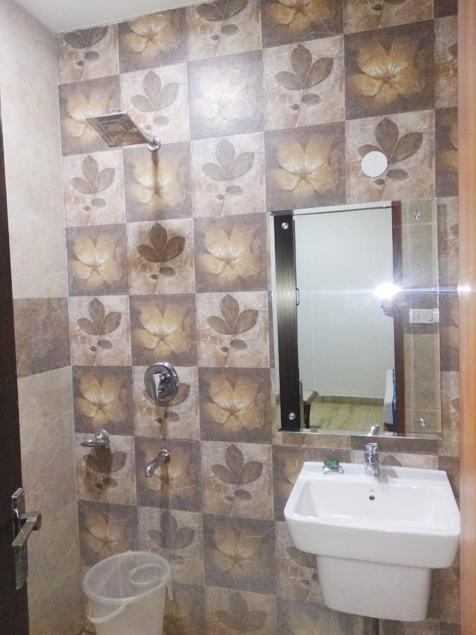 Hotel Spb 87 Near Karol Bagh Metro Station Delhi Kültér fotó